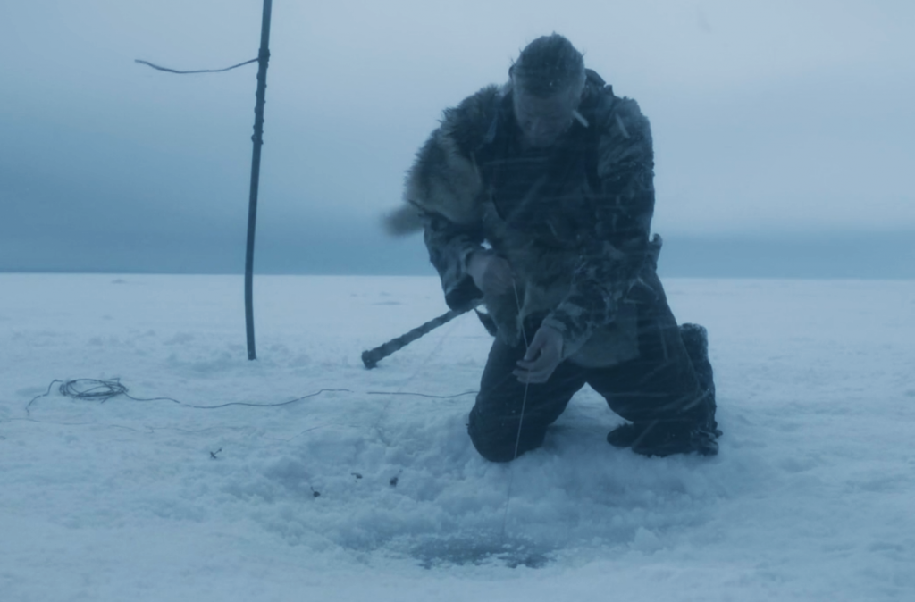 Bjorn utilizando una técnica de pesca inuit.